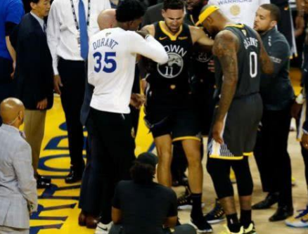  三球脚踝扭伤退赛，黄蜂进攻瘫痪遭猛龙碾压  