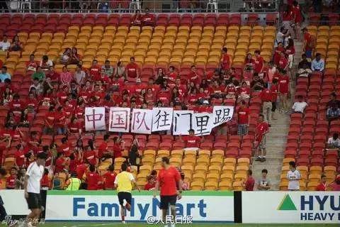  莱比锡球迷横幅抗议俱乐部转会策略失当  